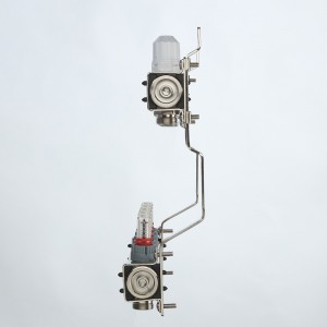 Коллекторный блок из НЕРЖ. стали с регул. клап. и расх., 1"х2 вых. Евроконус 3/4" (без сервис. гр.)